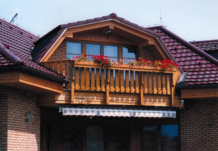 ozdobný balkón s truhlíky