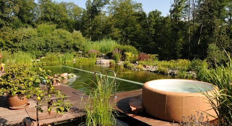 Relaxujte v létě i na podzim ve vířivce neboli spa